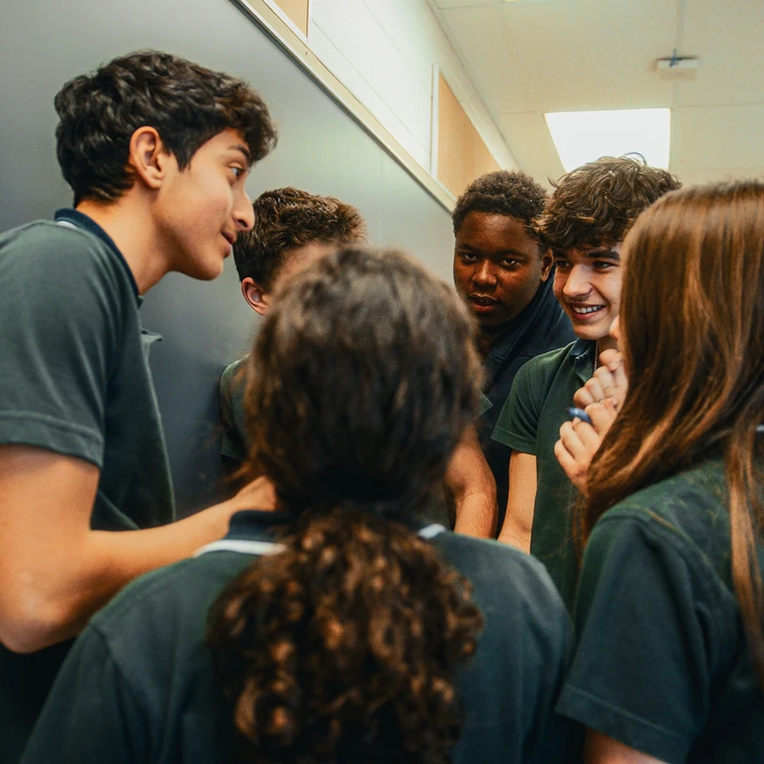 groupe d'élèves qui font un caucus