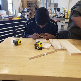 Dans l’atelier : nos élèves ont fait preuve de créativité en fabriquant de magnifiques sous-verres et plateaux de service.