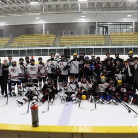 Coupe de Noël au hockey : De l'émotion sur la glace pour souligner la fin de la saison masculine et le grand coup d'envoi de la saison féminine